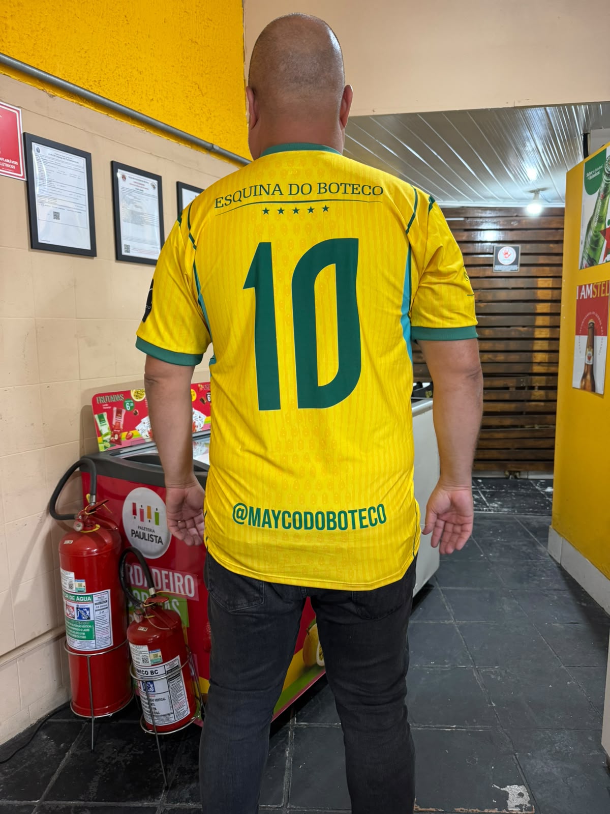 Costas da camisa 10 personalizada do Esquina do Boteco, amarela com nome e número em verde